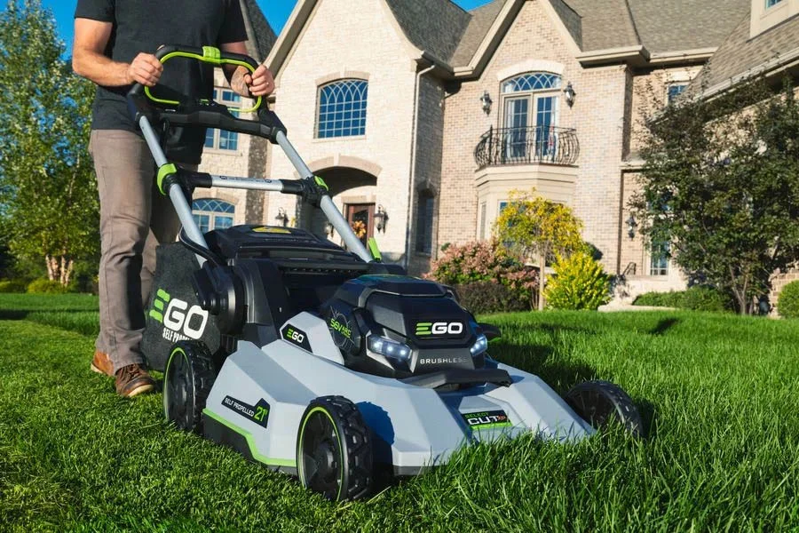 battery charged lawn mower